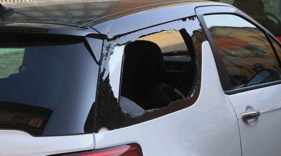 Raid furtivi sulle auto in sosta i ladri fuggono con la borsetta