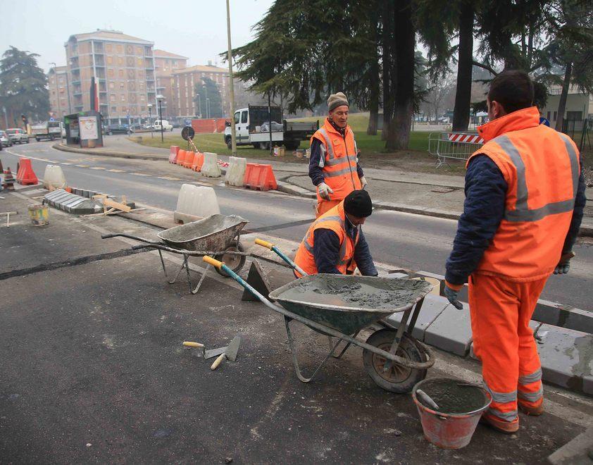 Il semaforo trasloca in viale Timavo 
