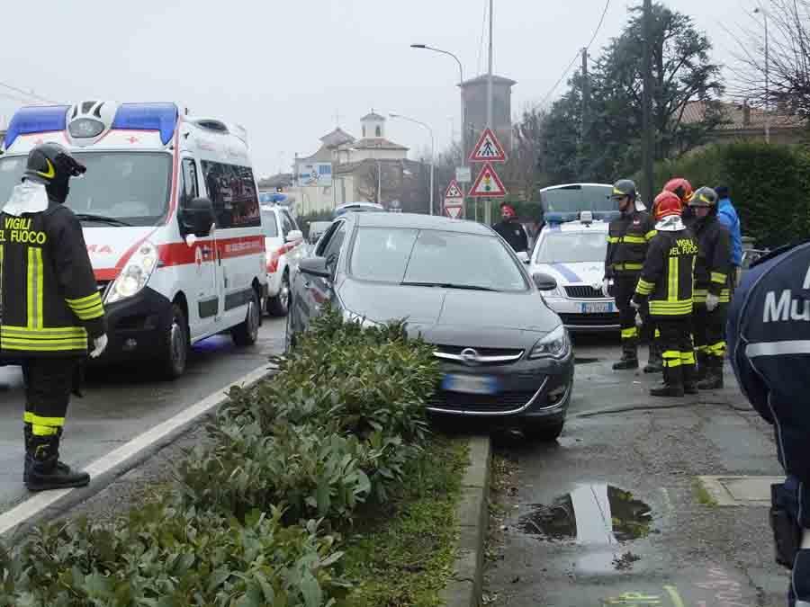 Sbanda con l'auto e va fuori strada, muore ucciso da un malore