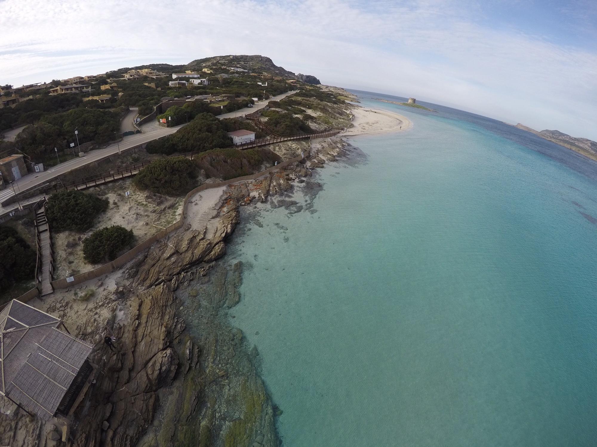 Erosione costiera a Stintino, il levante ha spazzato via metà della Pelosa 