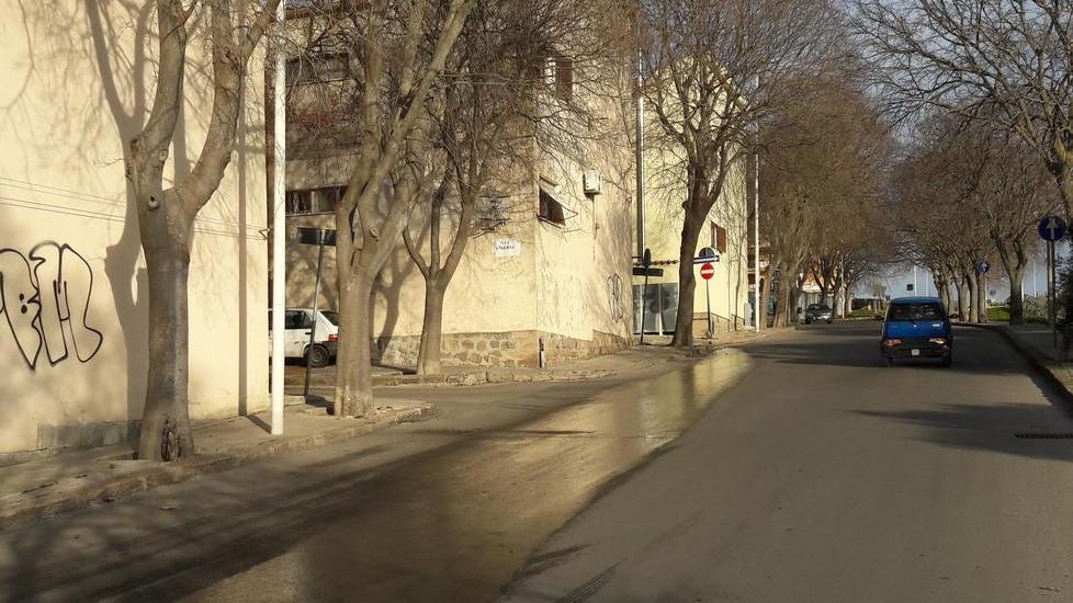 Un ruscello di liquami in via Gallura