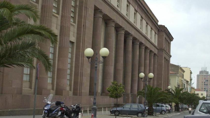 Ruba portafogli lo svuota e lo lascia in Procura, arrestato