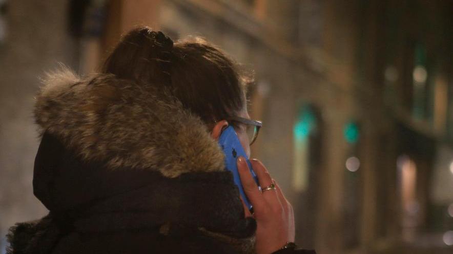 Modena, corso Vittorio Emanuele scippata del cellulare mentre cammina