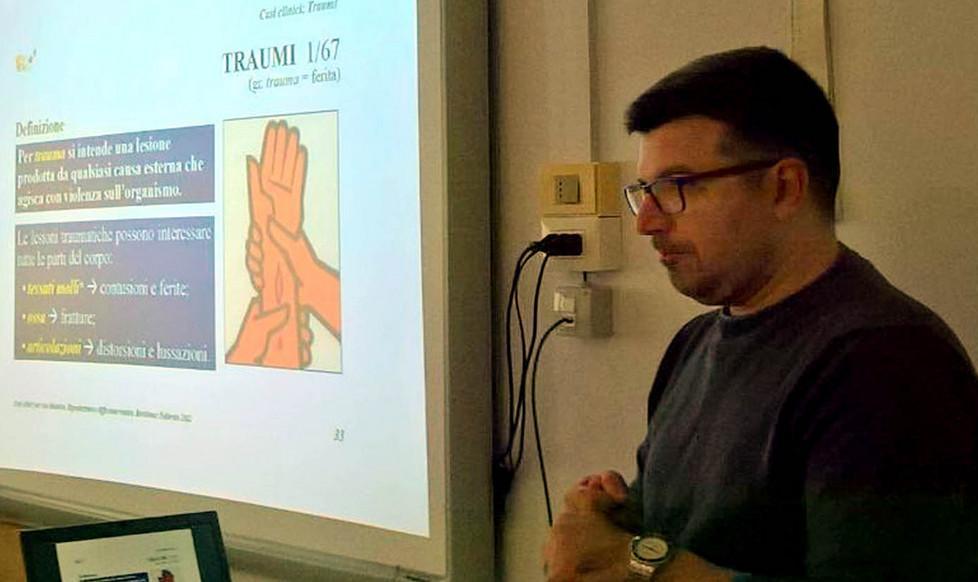 Lezione di primo soccorso a scuola