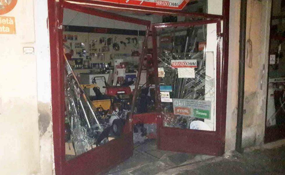 Assalto con il furgone alla ferramenta Severi 