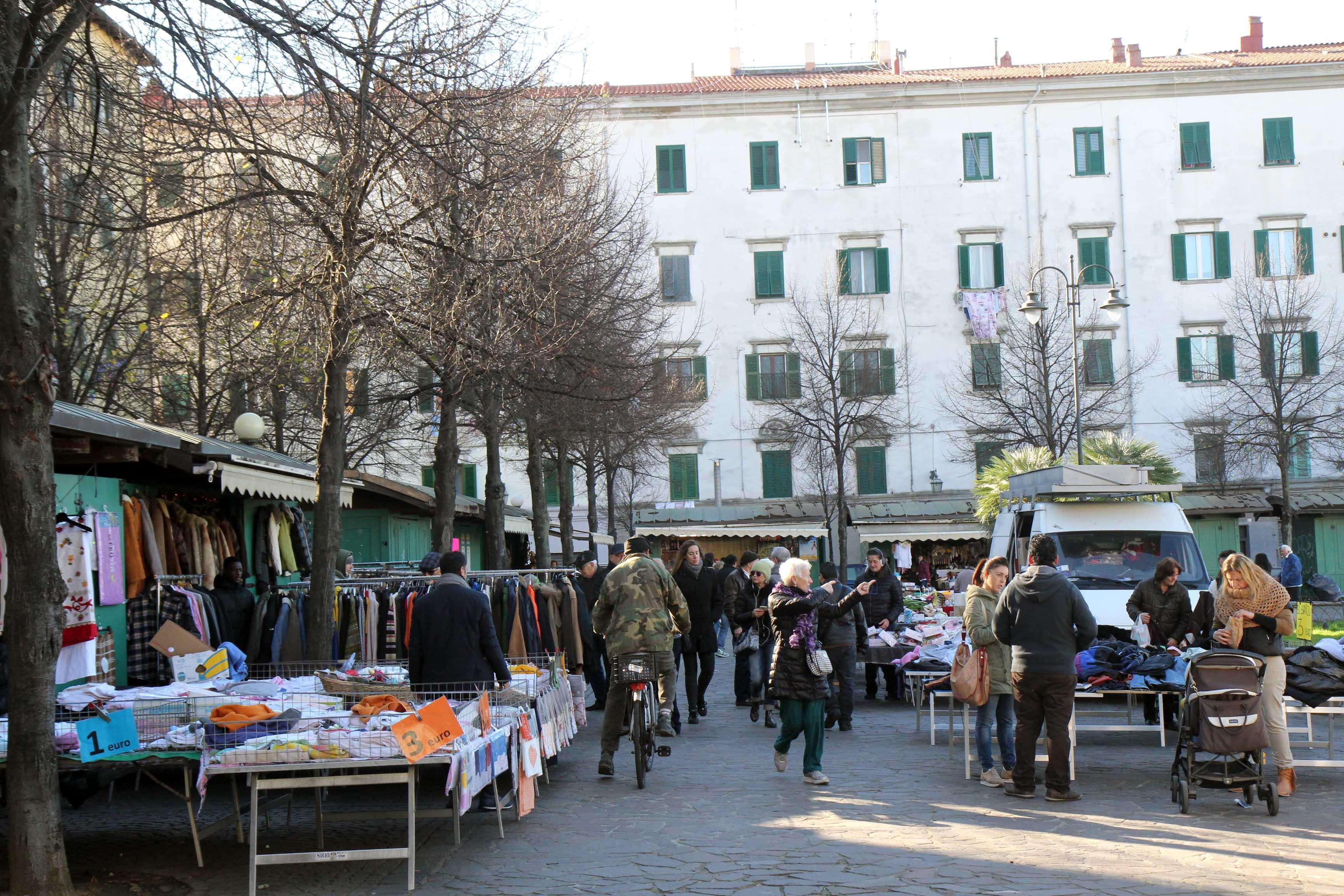 Alcuni banchi di ambulanti di piazza Garibaldi