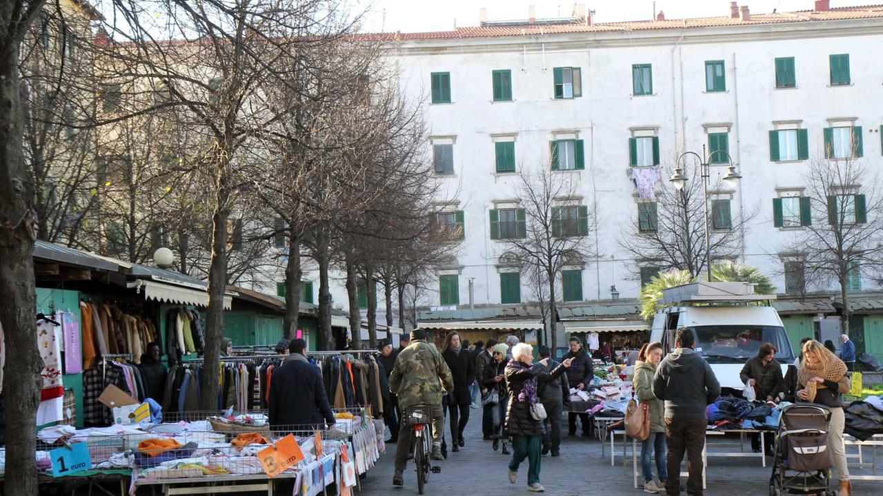 Alcuni banchi di ambulanti di piazza Garibaldi