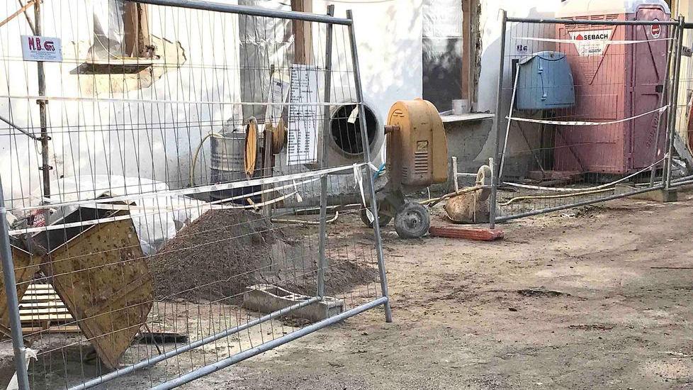 Dal cantiere sparisce l’escavatore