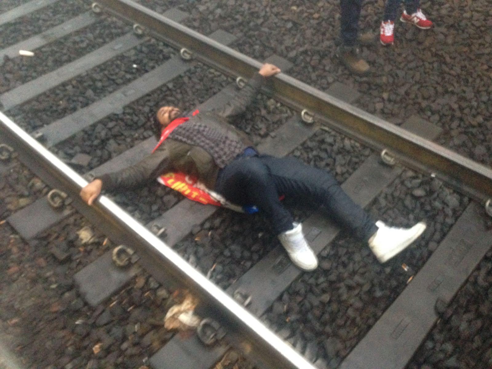 I Si Cobas bloccano i binari, tensione in stazione a Modena 