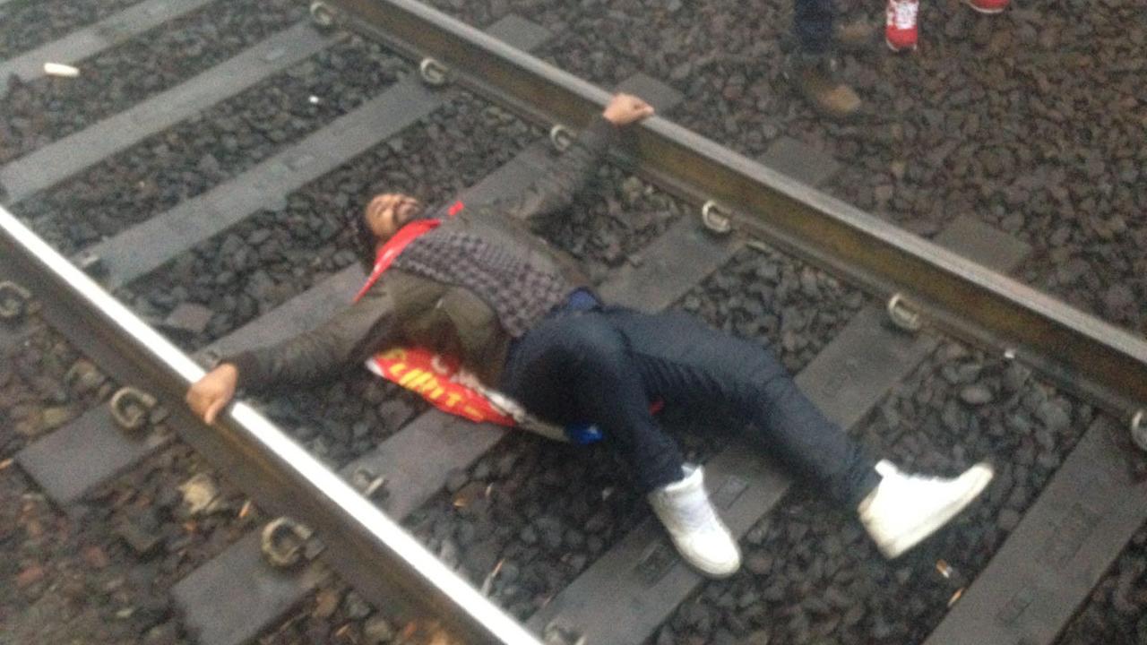 I Si Cobas bloccano i binari, tensione in stazione a Modena