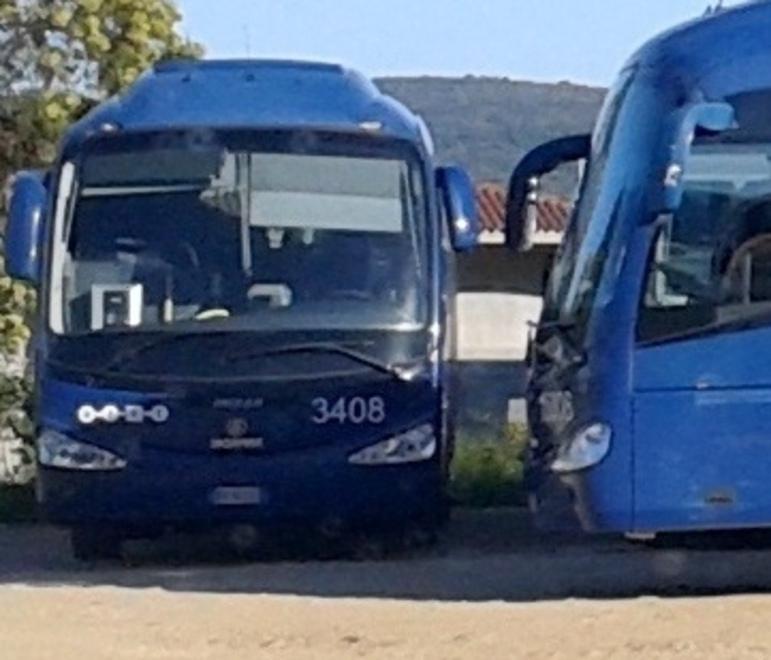 Oliena, pullman degli studenti si scontra con un pick up