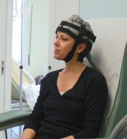 Donata ai malati di tumore una cuffia per salvare i capelli