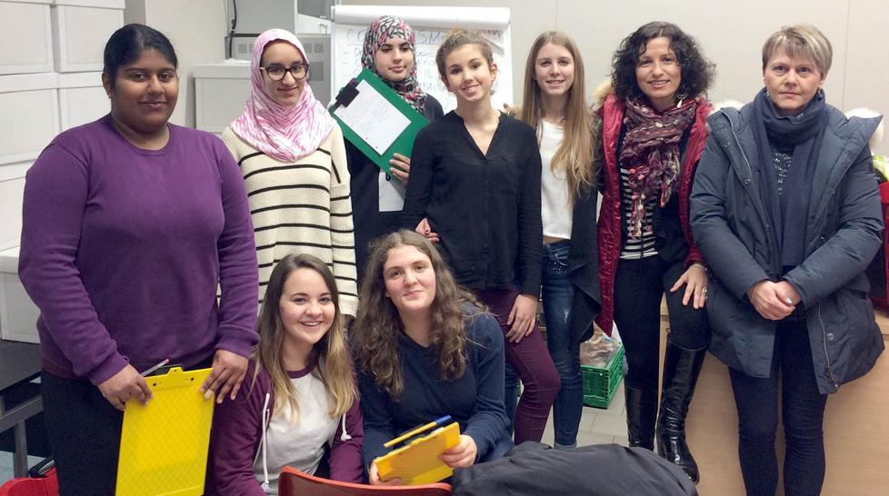 Gli studenti delle superiori a lezione di spesa consapevole