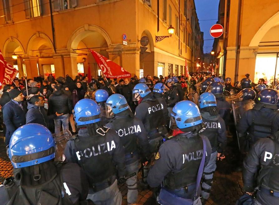 Il questore di Modena: «Corteo non autorizzato: chi ha sbagliato paghi» 