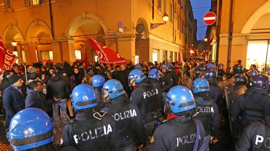Il questore di Modena: «Corteo non autorizzato: chi ha sbagliato paghi»