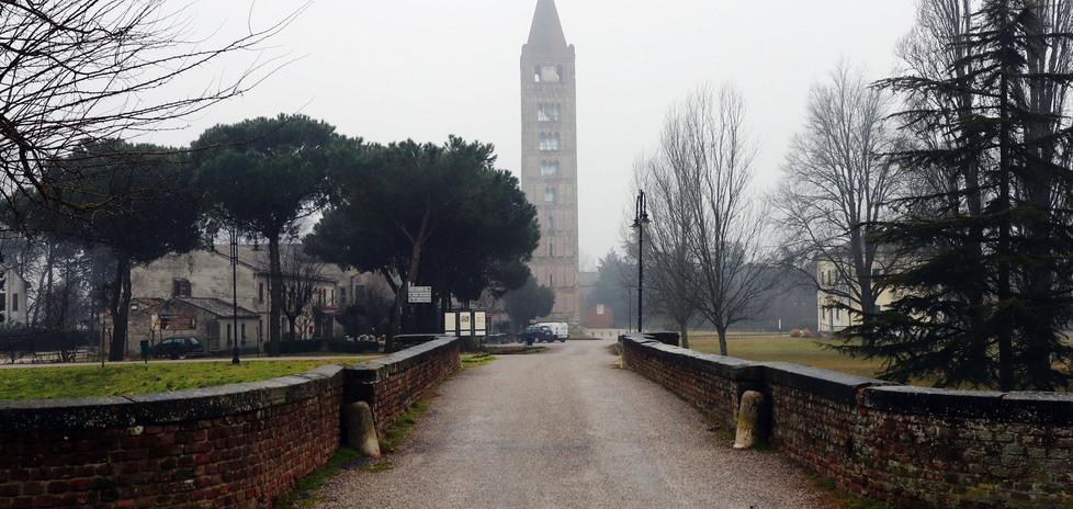 Pomposa, chioschi abbandonati e strade senza uscita 