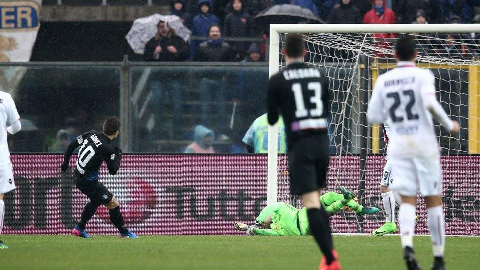 Il gol di Gomez durante Atalanta-Cagliari