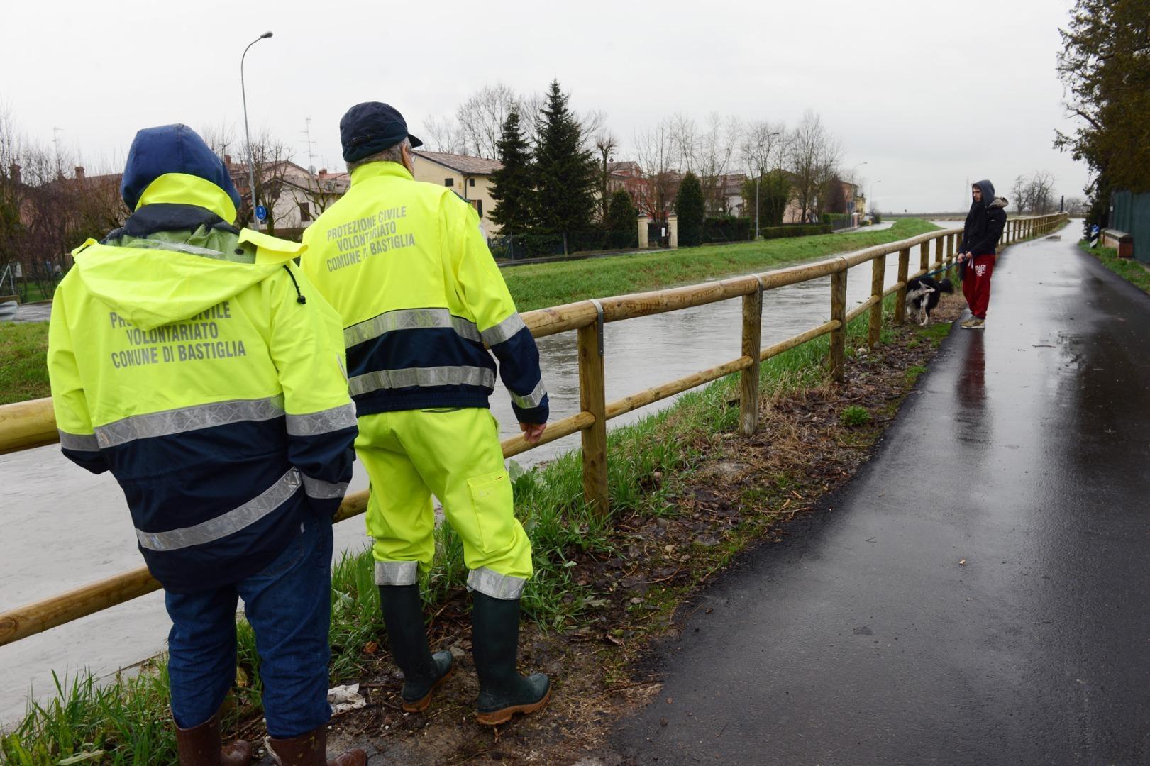 La Protezione civile controlla i fiumi e i canali (foto d'archivio)