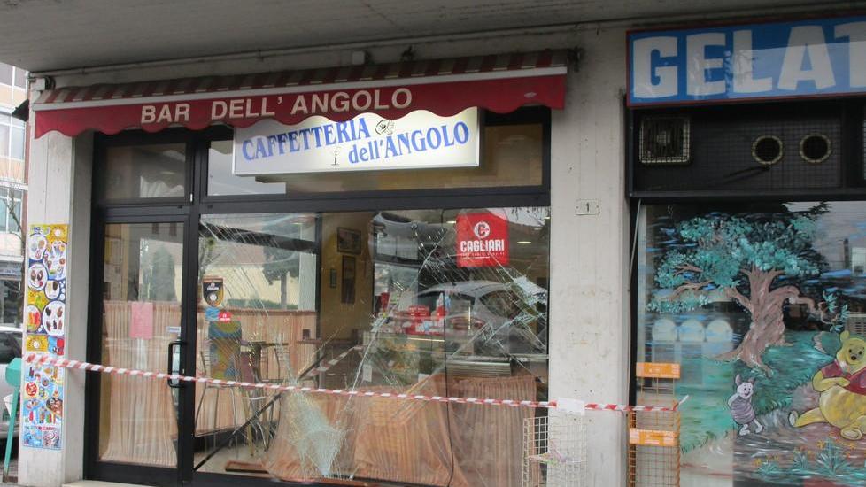 Maranello: auto ariete per assalire il bar Il vetro resiste: banda in fuga