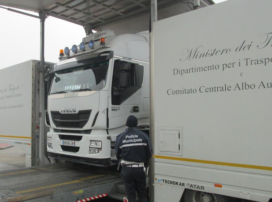 Raffica di multe ai camionisti irregolari 