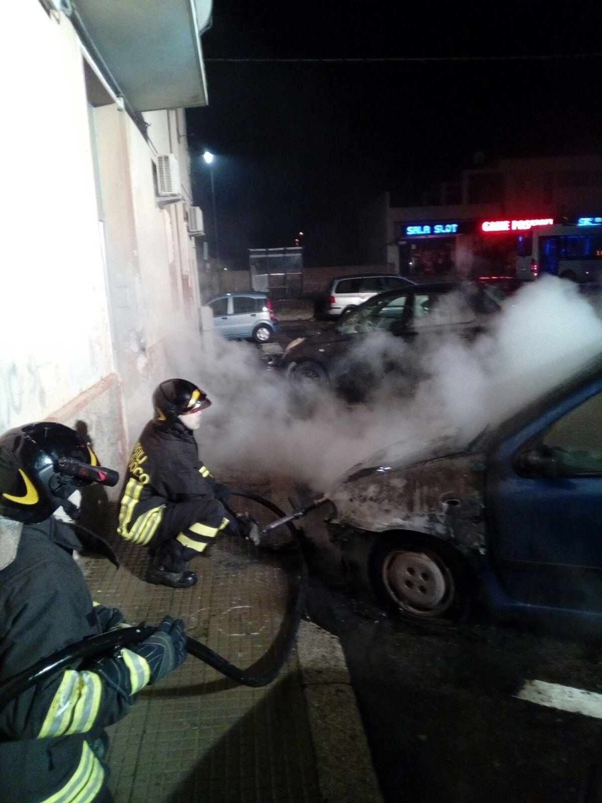 L'intervento dei vigili del fuoco in via della Giara