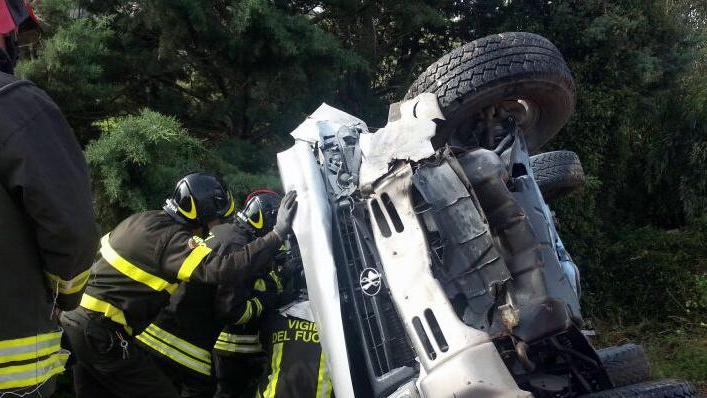 Esce fuori strada, l’auto si ribalta Grave un 31enne