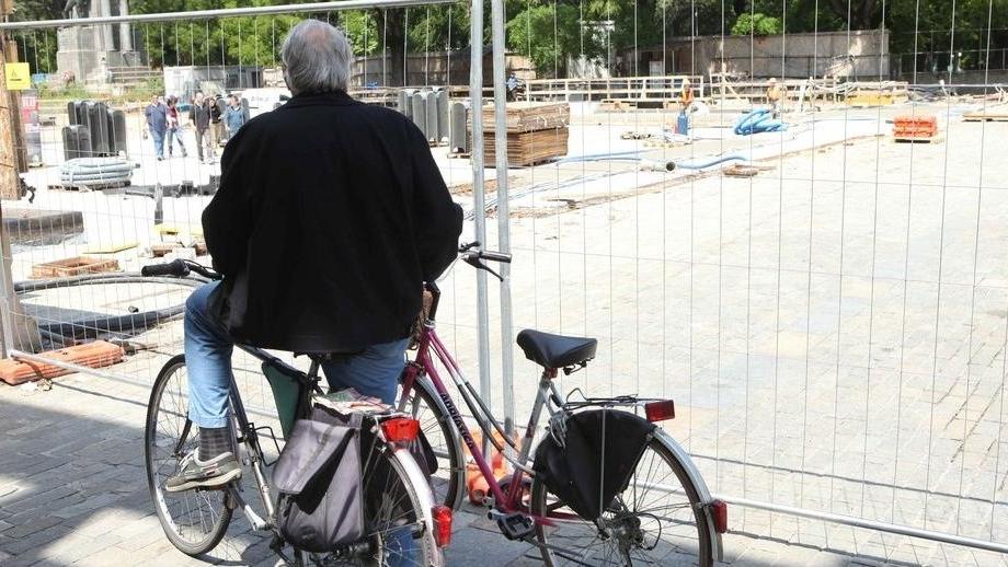 La piazza senza umarells rivuole i grilli