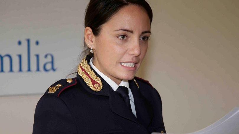 Disarma il poliziotto e prova a sparargli