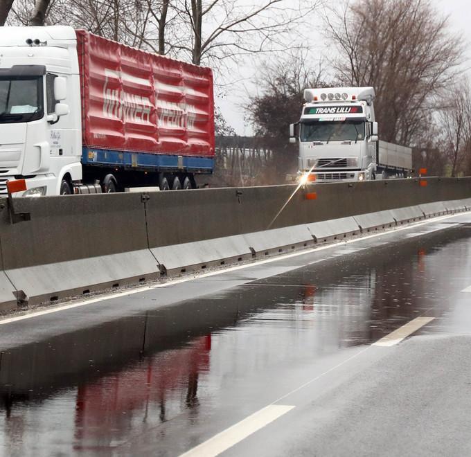 La super è un fiume: pericolo per le auto 