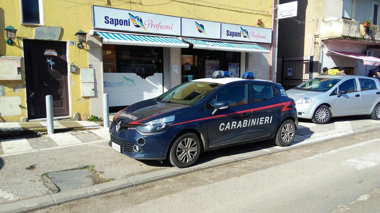 Villasor, bucano il muro e svaligiano una profumeria
