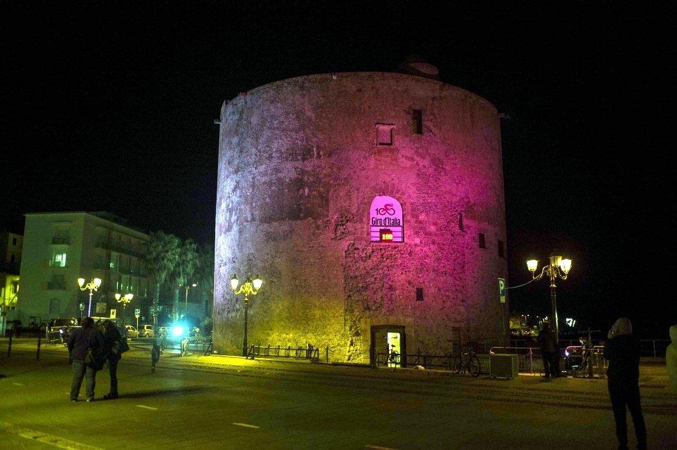 La Torre di Sulis "vestita" di rosa, ad Alghero
