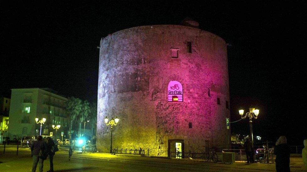 La Torre di Sulis "vestita" di rosa, ad Alghero