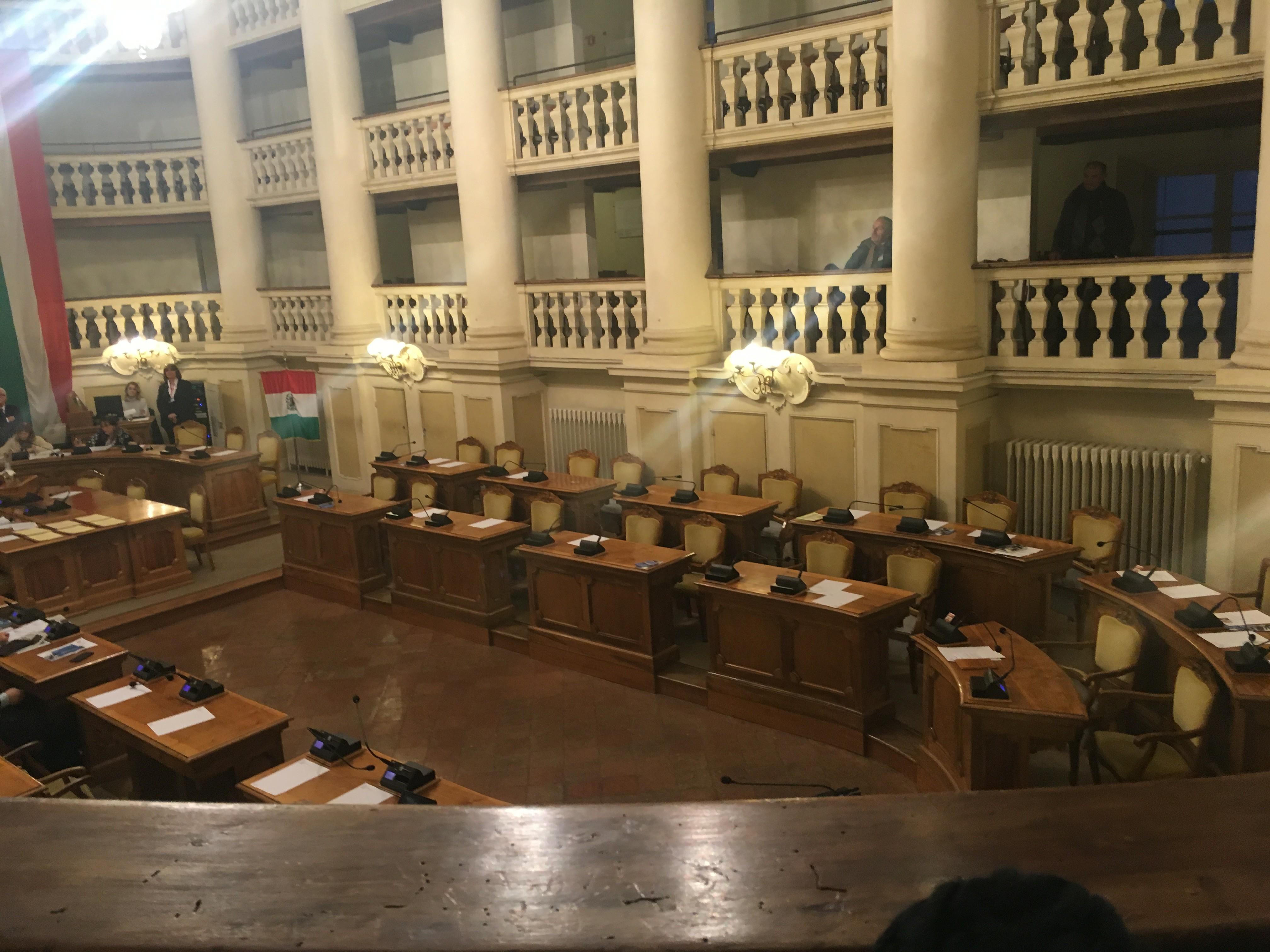 Si sbranano nella città delle ombre