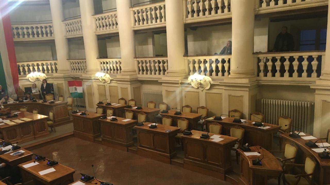 Si sbranano nella città delle ombre