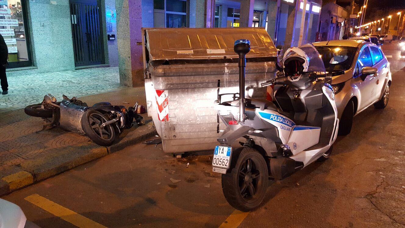 Con la moto contro un'auto, feriti due ragazzi a Cagliari 