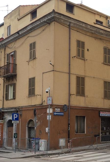Via le transenne nel palazzo pericolante 