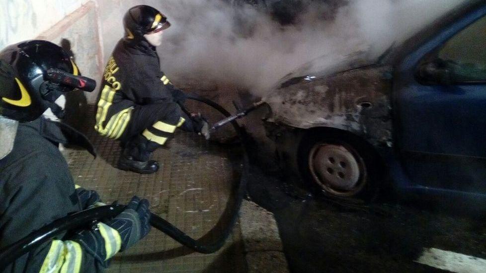 Incendiata l’auto di un ambulante