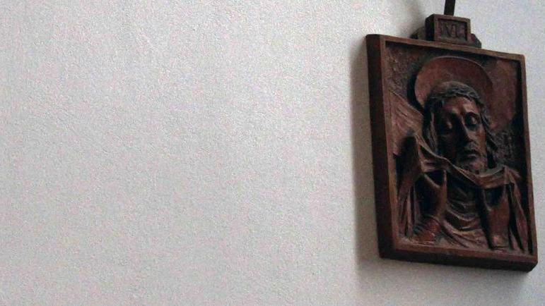 I ladri rubano la formella della via Crucis in chiesa