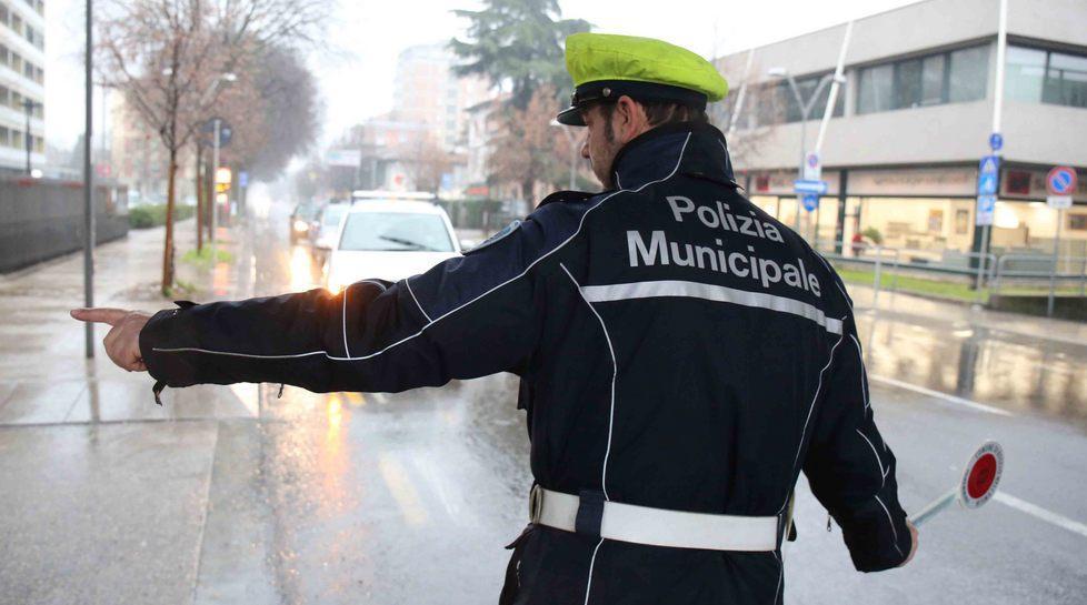 Ubriaco al volante finisce fuori strada e viene denunciato