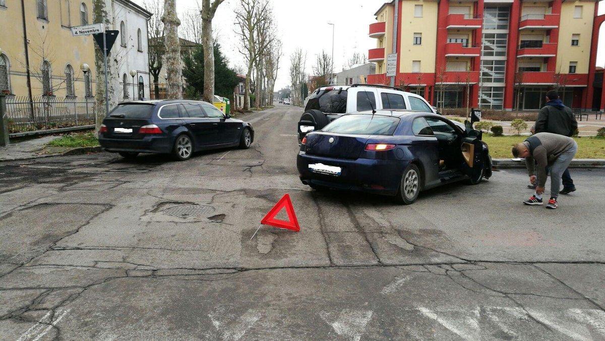 Novi, incidente fra due auto a Rovereto 