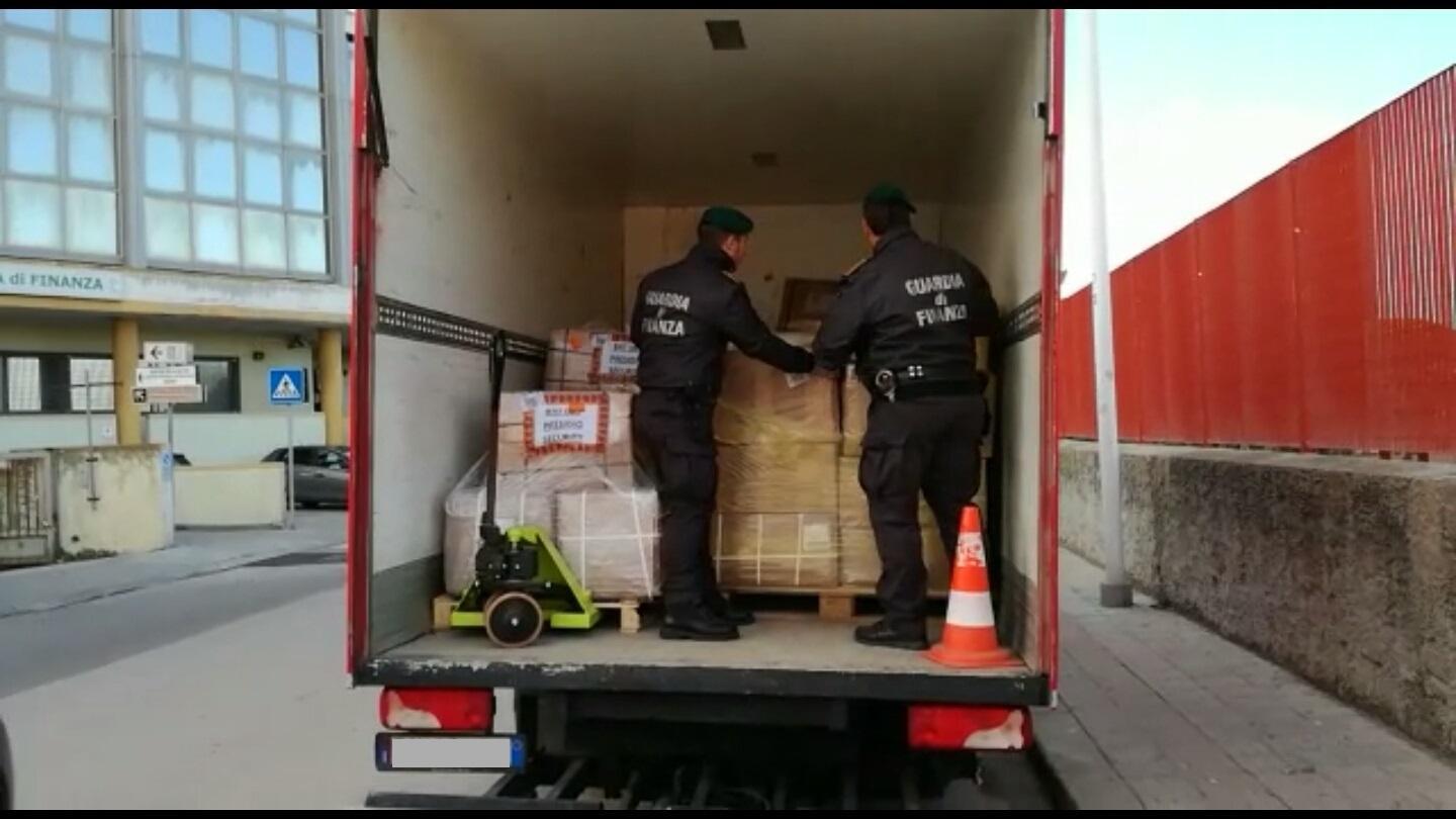 Sassari, colpo al mercato nazionale delle false griffe: sequestrati 330mila capi