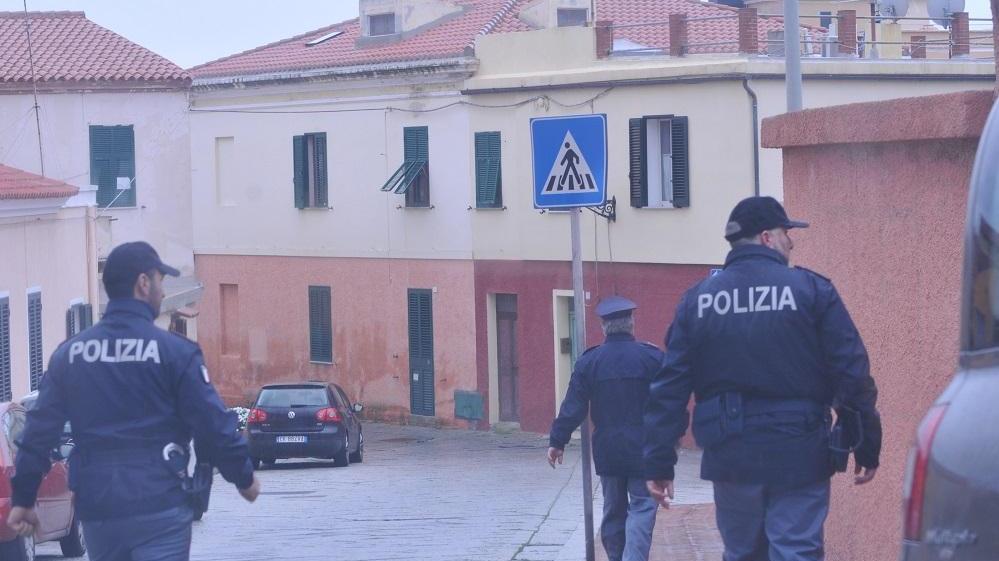 Il blitz della polizia alla Maddalena (foto Andrea Nieddu)
