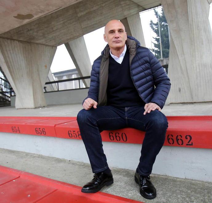 L’allenatore sulle gradinate dello stadio Mariotti di Montecatini (Foto Nucci)