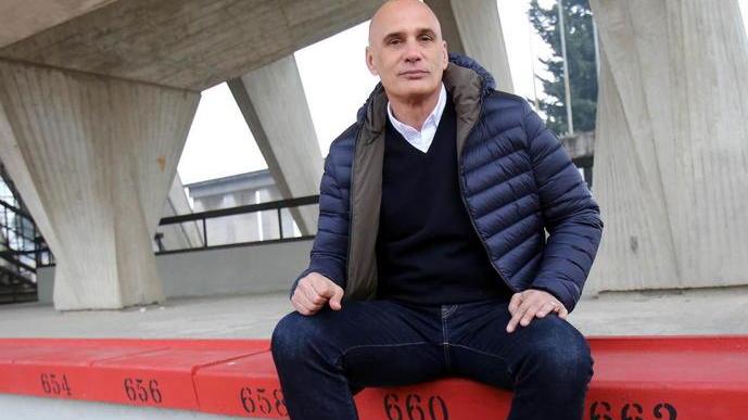 L’allenatore sulle gradinate dello stadio Mariotti di Montecatini (Foto Nucci)