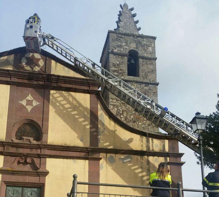 Rimossa la croce pericolante della chiesa di San Pietro