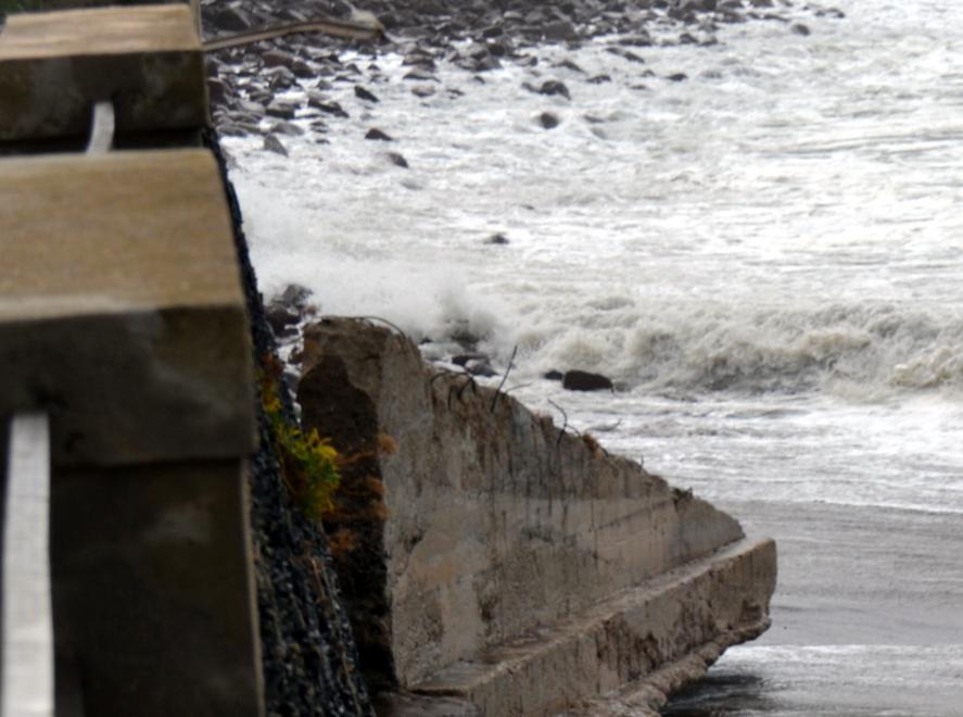 Bosa, la mareggiata ha spostato un muro 