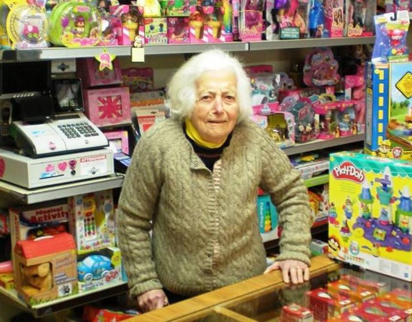 Nonna Giuseppina festeggia 102 anni tornando al lavoro
