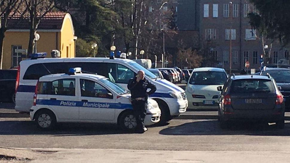 Parcheggiatori abusivi in fuga all’arrivo della Municipale