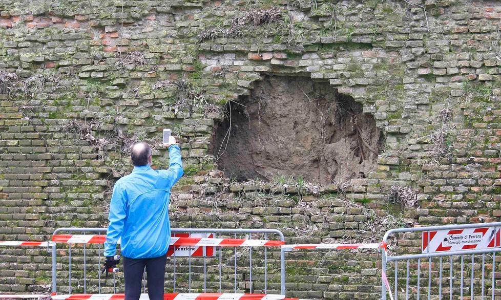 Cedimento di una parete delle Mura di Ferrara