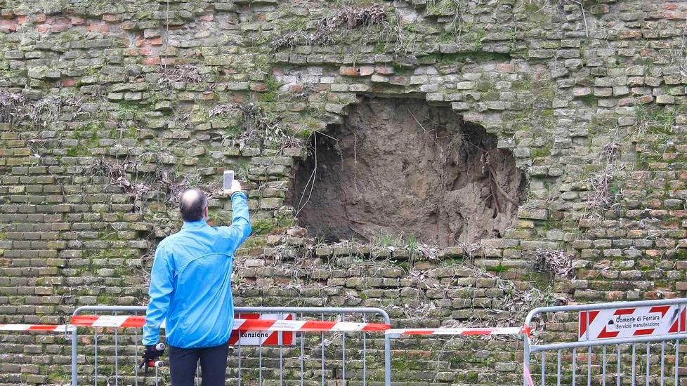 Cedimento di una parete delle Mura di Ferrara